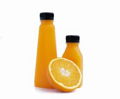 een fles vol sinaasappelsap en een half gesneden citrus leunend tegen de fles sinaasappelsap op een witte achtergrond. foto