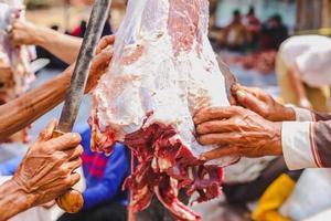 het proces van het snijden van qurban-vlees in het eid al-adha-ritueel door Indonesische moslims islam foto