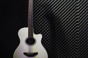 witte akoestische gitaar die in de opnamestudio staat foto