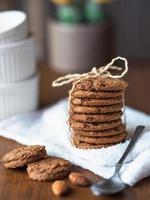 een stapel biologische havermoutkoekjes vastgebonden met touw. foto