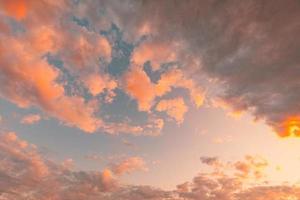 kleurrijke zonsondergang schemering hemel. achtergrond van kleurrijke hemel concept. dramatische zonsondergang met twilight kleur lucht en wolken foto