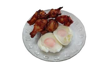 ontbijt gezonde gegrilde kip en gepocheerde eieren foto