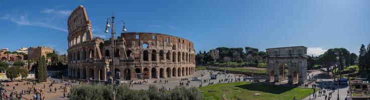 colosseum en triomfboog uitzicht vanaf fori imperiali rome italië foto