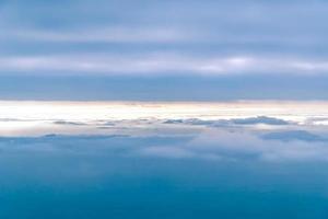 op de top van de berg met zonlicht en wolken foto