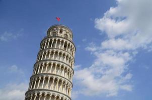 scheve toren van pisa en wolken op sky foto