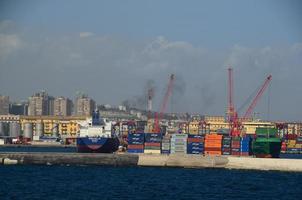 kleurrijke containers in de haven foto