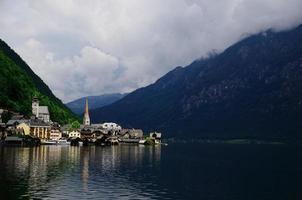 hallstatt met kerk aan het meer foto