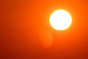 helderwitte zon met oranje detail foto
