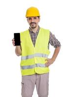 bouwer in uniform staand met smartphone op witte achtergrond foto
