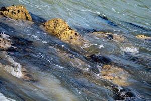rotsen in zee bij eb foto