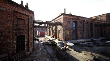 dichtgetimmerde verlaten industriële gebouwen foto