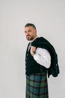 knappe volwassen moedige stijlvolle man scotsman in kilt en pak. stijl, mode, lifestyle, cultuur, etnisch concept. foto