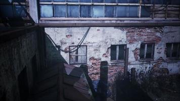 angstaanjagende verlaten fabriek 's nachts foto