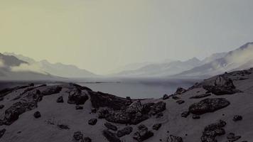 strand met grote ronde stenen aan de kust van de barentszzee in arctic foto