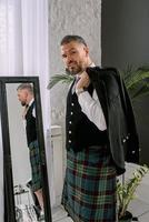 knappe volwassen moedige stijlvolle man scotsman in kilt. stijl, mode, lifestyle, cultuur, etnisch concept. foto
