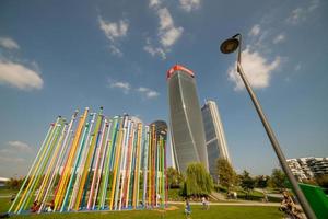 milaan italië 8 september 2020 sculptuur in de nieuwe herontwikkelde wijk van de drie torens van milaan. foto