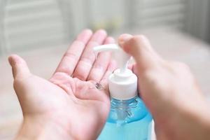 vrouwen die handen wassen met alcoholgel of antibacteriële zeepdesinfectie - mensen die een fles antibacteriële ontsmettingsmiddel gebruiken, wrijven schone handgel hygiëne preventie van covid-19 coronavirusconcept foto