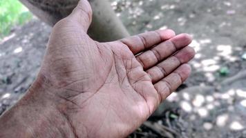 een helpende hand geven, hulp vragen of aanbieden close-up shot van een Aziatische man foto