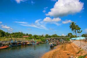 vissershaven en zeegezicht in Zuid-Thailand foto