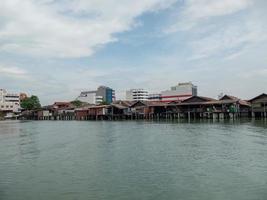 penang clanhuis op houten palen foto