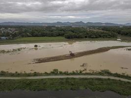 overstroming bij rivier in de buurt van landbouwbedrijf. foto