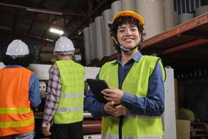 portret van veiligheidsuniform vrouwelijke ingenieur werknemer en harde hoed met tablet kijkt naar camera, gelukkige glimlach en vrolijk, industrie banen succes, prestatie, professionele technicus fabricage fabriek. foto
