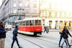 de vintage tram tatra t3m gaat door de oude stad van praag. op 5 maart 2016 foto