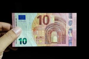mannenhand met eurogeldbankbiljetten foto