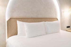 comfortabele witte kussens op bed foto