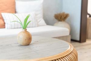 vaas van keramiek of porselein met plantendecoratie op tafel in woonkamer foto