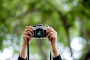 hand- en camera-opnamen fotografieconcept met kopieerruimte foto