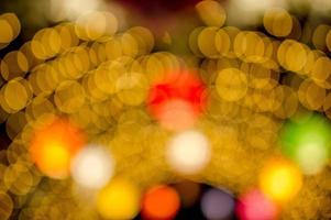 kleurrijke lichten op nieuwjaarsdag, bokeh cirkellichten, achtergrondafbeelding met kopieerruimte. foto