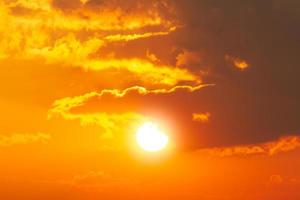 de zon met donkere wolken in de oranje lucht. de kracht van de natuur. foto