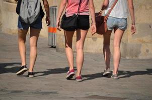 drie jonge meisjes wandelen in de stad foto