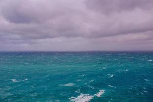 blauwe lucht met wolken boven de middellandse zee foto