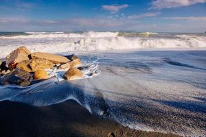 golven aan de kust van de zee foto