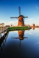 traditionele nederlandse windmolens uit het kanaal rotterdam. foto