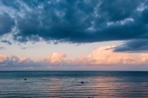 prachtig landschap met zonsondergang over zee foto