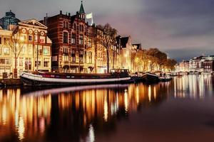 mooie nacht in amsterdam. verlichting van gebouwen foto