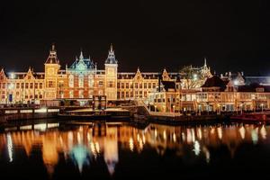 mooie nacht in amsterdam. verlichting van gebouwen foto