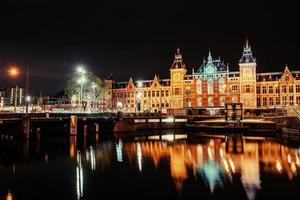 mooie nacht in amsterdam. verlichting van gebouwen foto