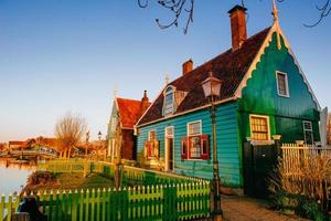 comfortabele huizen bij zonsondergang. foto