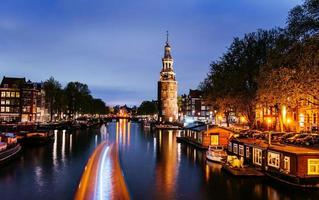 mooie nacht in amsterdam. verlichting van gebouwen foto