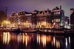 mooie nacht in amsterdam. verlichting van gebouwen foto