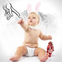baby met konijnenoren en snoep foto