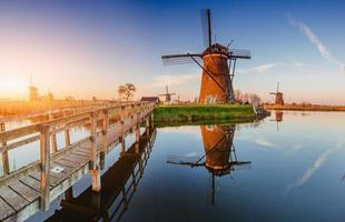 traditionele nederlandse windmolens uit het kanaal rotterdam. foto