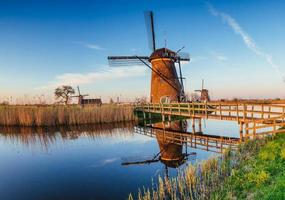 traditionele nederlandse windmolens uit het kanaal rotterdam. foto