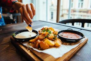 vrouw die gepofte aardappel eet foto