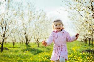 kind buiten in de bloesembomen. kunstverwerking en retouchering foto