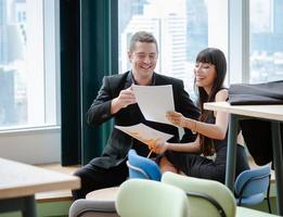 portret van diverse collega's die samenwerken, documenten controleren, het rapport lezen, gelukkige blanke zakenmensen die projectstatistieken bespreken foto